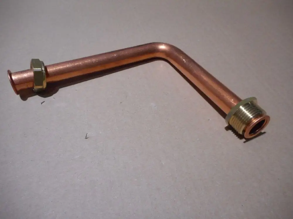 Vorlaufrohr ausKupfer mit zwei Anschlussgewinden, geeignet für Remeha Pumpensysteme. Das Rohr hat eine gebogene Form für gezielte Leitungen.